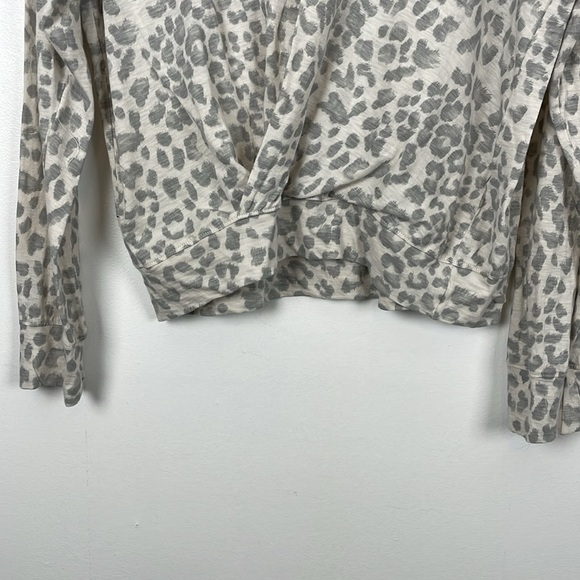 Sundry Womens 2 Long Sleeve Pullover Cheetah Print Lightweight Twist Front Top - Picture 2 of 8